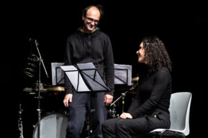 Sinfonia Casalinga; Serate musicali, Teatro Bruno Munari, Teatro del Buratto.Marcello Corti direttore
Carlotta Raponi, flauto traverso
Enrico Gabrielli, clarinetto basso
Yoko Morimyo, violino. Organizzatore: Silvio Oggioni
Sinfonia CasalingaCamillo Vittorio Lepido, violoncello
Maxine Gloria Rizzotto, pianoforte
Sebastiano De Gennaro, percussioni