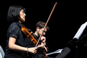 Sinfonia Casalinga; Serate musicali, Teatro Bruno Munari, Teatro del Buratto.Marcello Corti direttore
Carlotta Raponi, flauto traverso
Enrico Gabrielli, clarinetto basso
Yoko Morimyo, violino. Organizzatore: Silvio Oggioni
Sinfonia CasalingaCamillo Vittorio Lepido, violoncello
Maxine Gloria Rizzotto, pianoforte
Sebastiano De Gennaro, percussioni