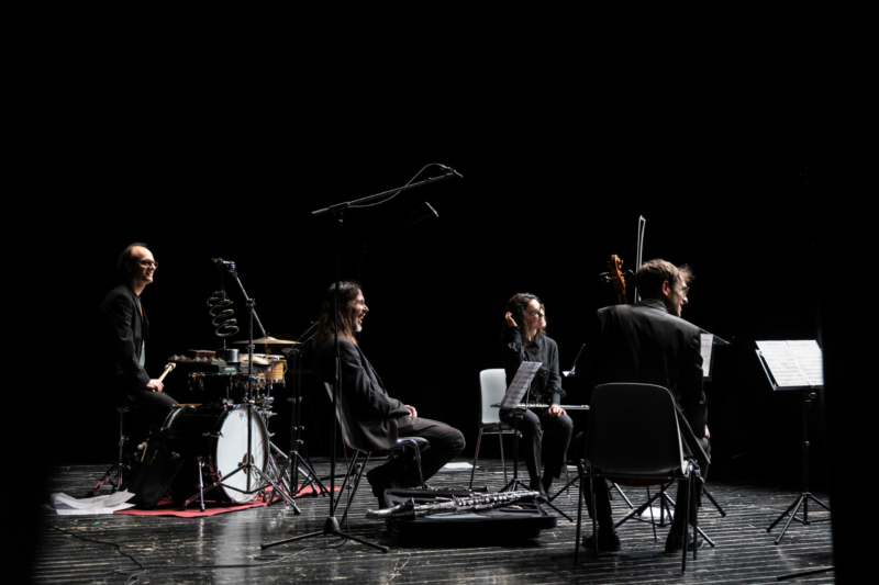 Sinfonia Casalinga; Serate musicali, Teatro Bruno Munari, Teatro del Buratto.Marcello Corti direttore
Carlotta Raponi, flauto traverso
Enrico Gabrielli, clarinetto basso
Yoko Morimyo, violino. Organizzatore: Silvio Oggioni
Sinfonia CasalingaCamillo Vittorio Lepido, violoncello
Maxine Gloria Rizzotto, pianoforte
Sebastiano De Gennaro, percussioni