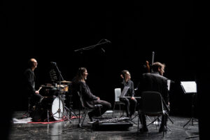 Sinfonia Casalinga; Serate musicali, Teatro Bruno Munari, Teatro del Buratto.Marcello Corti direttore
Carlotta Raponi, flauto traverso
Enrico Gabrielli, clarinetto basso
Yoko Morimyo, violino. Organizzatore: Silvio Oggioni
Sinfonia CasalingaCamillo Vittorio Lepido, violoncello
Maxine Gloria Rizzotto, pianoforte
Sebastiano De Gennaro, percussioni