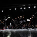 Sinfonia Casalinga; Serate musicali, Teatro Bruno Munari, Teatro del Buratto.Marcello Corti direttore
Carlotta Raponi, flauto traverso
Enrico Gabrielli, clarinetto basso
Yoko Morimyo, violino. Organizzatore: Silvio Oggioni
Sinfonia CasalingaCamillo Vittorio Lepido, violoncello
Maxine Gloria Rizzotto, pianoforte
Sebastiano De Gennaro, percussioni